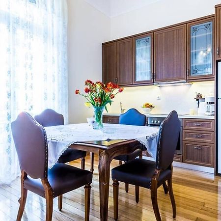 Neoclassical Apartment With 3 Bedrooms In פיראוס מראה חיצוני תמונה