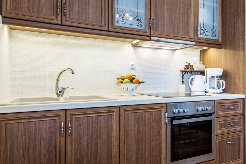 Neoclassical Apartment With 3 Bedrooms In פיראוס מראה חיצוני תמונה