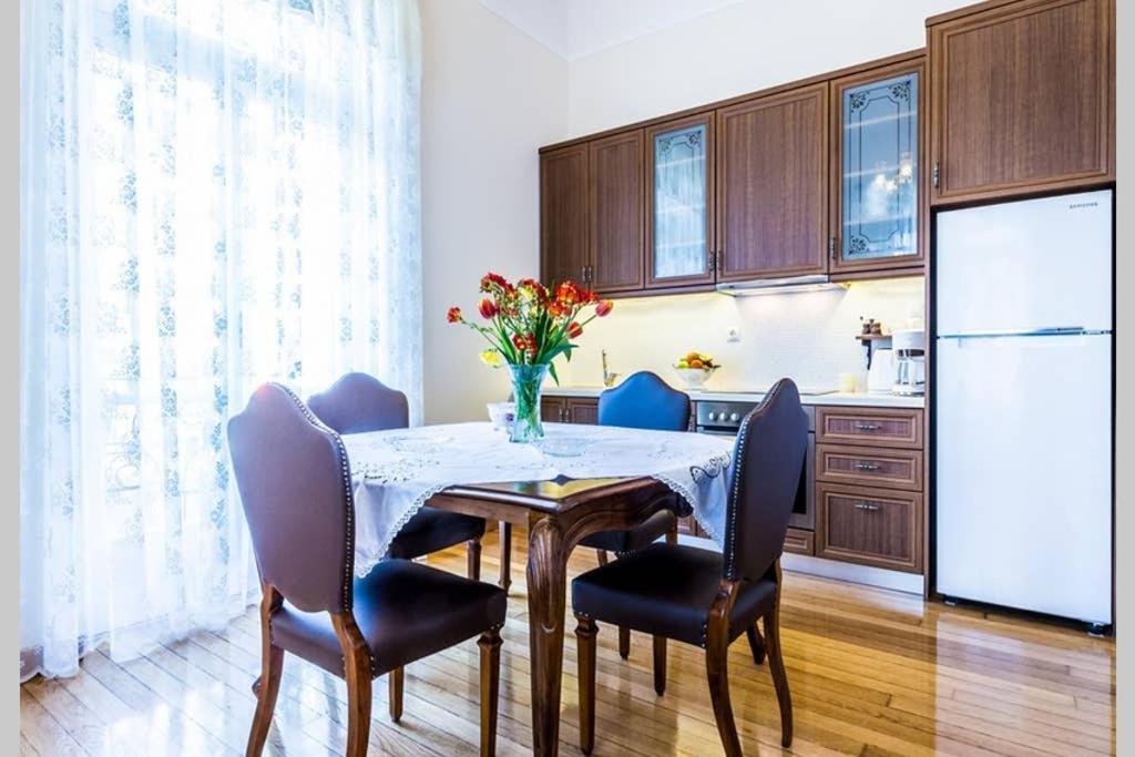 Neoclassical Apartment With 3 Bedrooms In פיראוס מראה חיצוני תמונה
