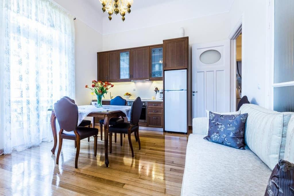 Neoclassical Apartment With 3 Bedrooms In פיראוס מראה חיצוני תמונה