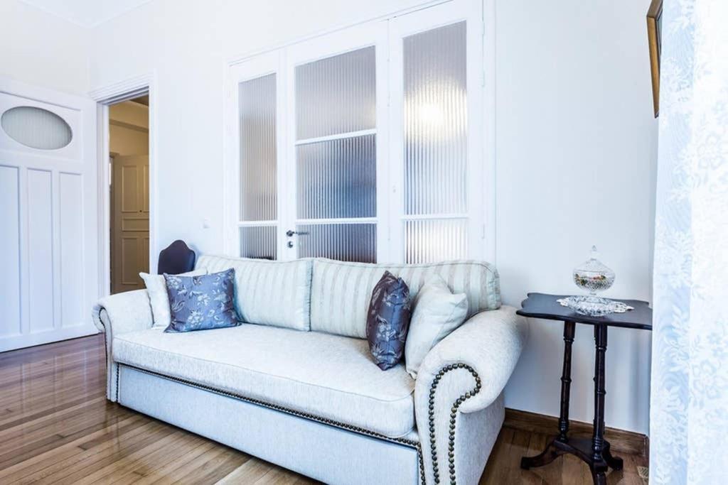 Neoclassical Apartment With 3 Bedrooms In פיראוס מראה חיצוני תמונה