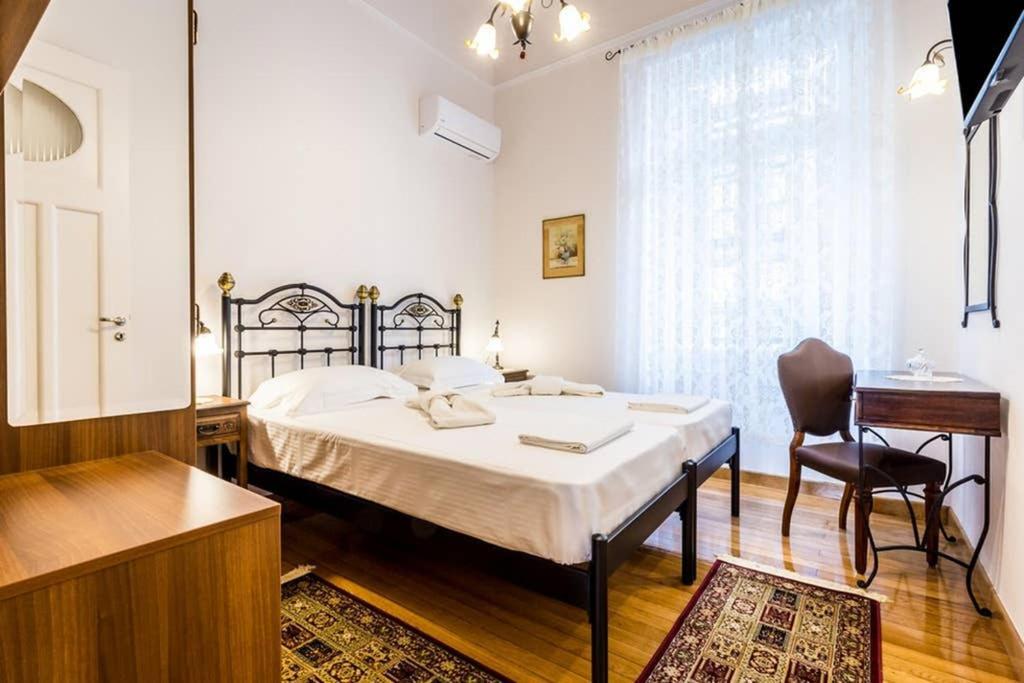 Neoclassical Apartment With 3 Bedrooms In פיראוס מראה חיצוני תמונה