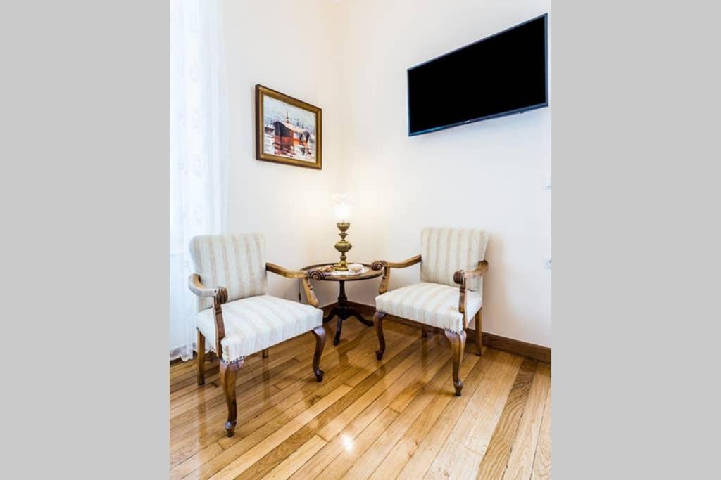 Neoclassical Apartment With 3 Bedrooms In פיראוס מראה חיצוני תמונה