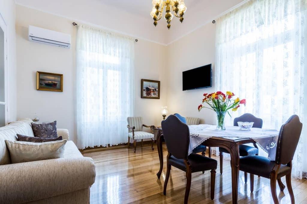 Neoclassical Apartment With 3 Bedrooms In פיראוס מראה חיצוני תמונה