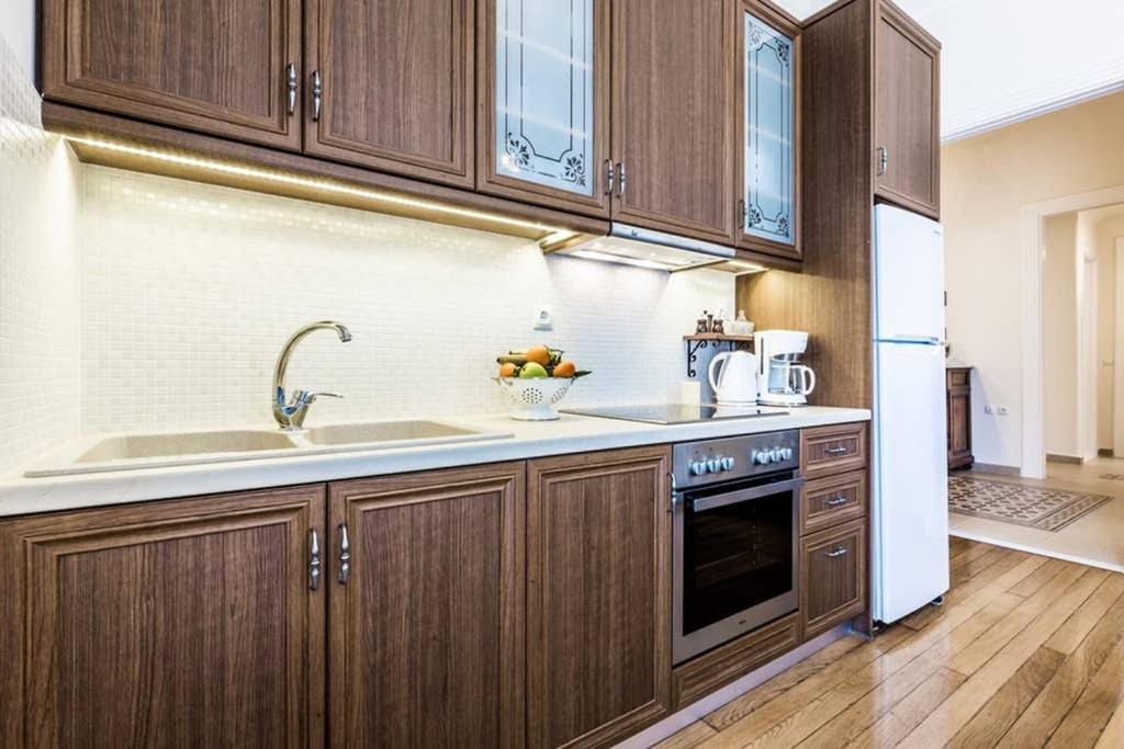 Neoclassical Apartment With 3 Bedrooms In פיראוס מראה חיצוני תמונה