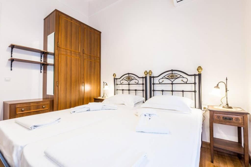 Neoclassical Apartment With 3 Bedrooms In פיראוס מראה חיצוני תמונה