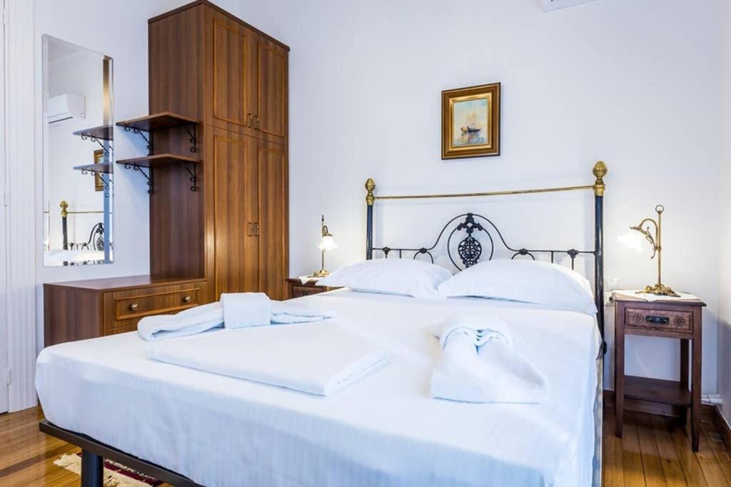 Neoclassical Apartment With 3 Bedrooms In פיראוס מראה חיצוני תמונה