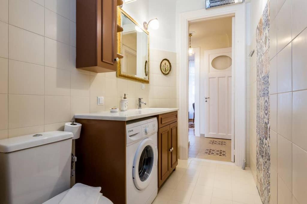 Neoclassical Apartment With 3 Bedrooms In פיראוס מראה חיצוני תמונה