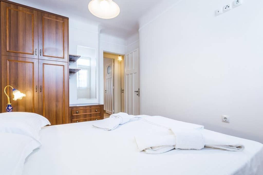 Neoclassical Apartment With 3 Bedrooms In פיראוס מראה חיצוני תמונה