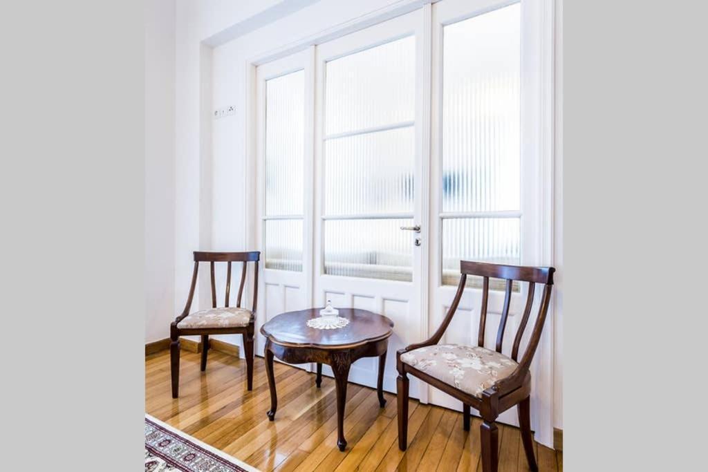 Neoclassical Apartment With 3 Bedrooms In פיראוס מראה חיצוני תמונה