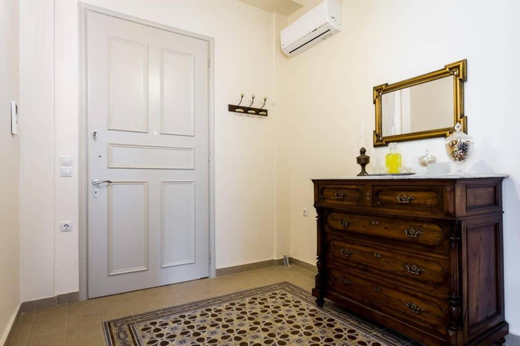 Neoclassical Apartment With 3 Bedrooms In פיראוס מראה חיצוני תמונה