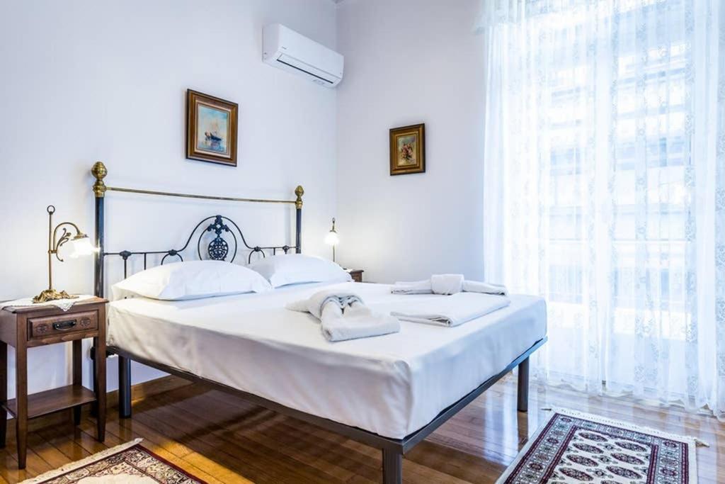 Neoclassical Apartment With 3 Bedrooms In פיראוס מראה חיצוני תמונה