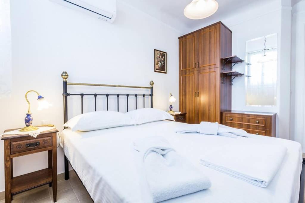 Neoclassical Apartment With 3 Bedrooms In פיראוס מראה חיצוני תמונה
