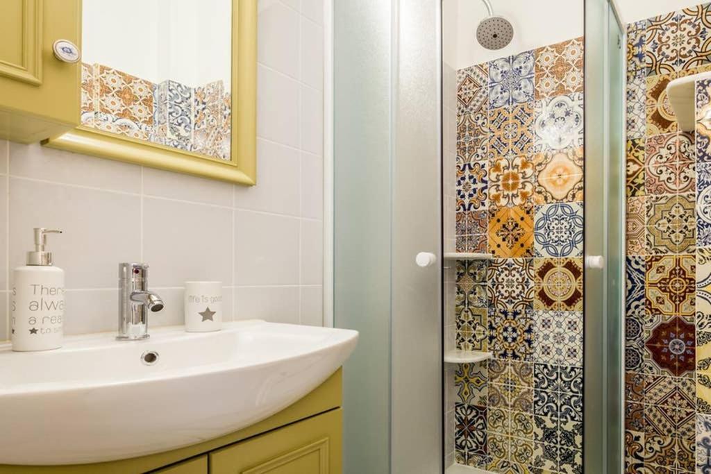 Neoclassical Apartment With 3 Bedrooms In פיראוס מראה חיצוני תמונה