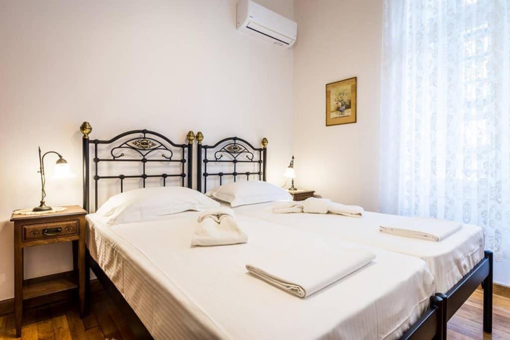 Neoclassical Apartment With 3 Bedrooms In פיראוס מראה חיצוני תמונה