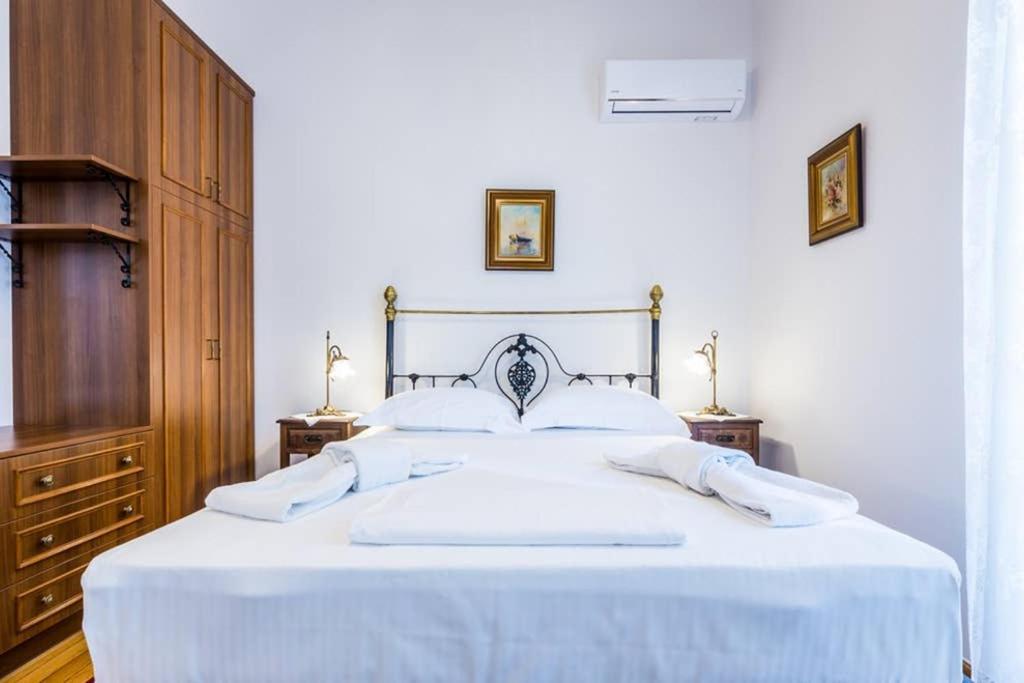 Neoclassical Apartment With 3 Bedrooms In פיראוס מראה חיצוני תמונה
