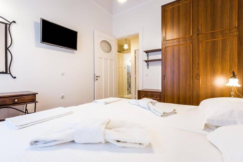 Neoclassical Apartment With 3 Bedrooms In פיראוס מראה חיצוני תמונה
