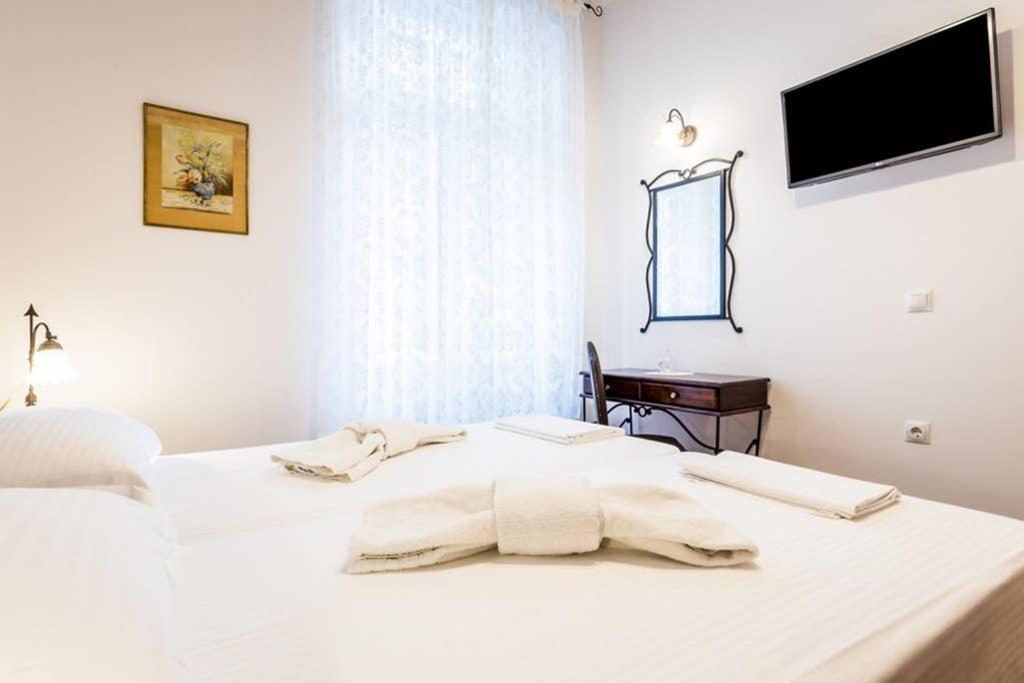 Neoclassical Apartment With 3 Bedrooms In פיראוס מראה חיצוני תמונה