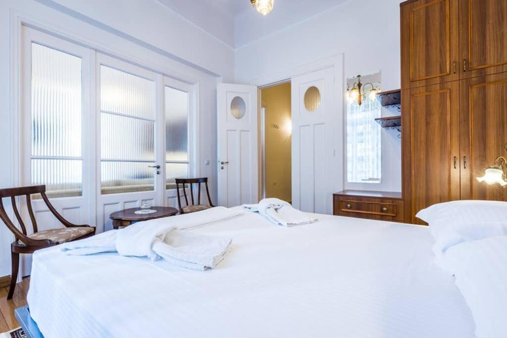 Neoclassical Apartment With 3 Bedrooms In פיראוס מראה חיצוני תמונה