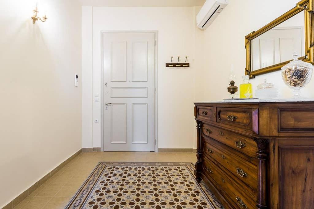 Neoclassical Apartment With 3 Bedrooms In פיראוס מראה חיצוני תמונה