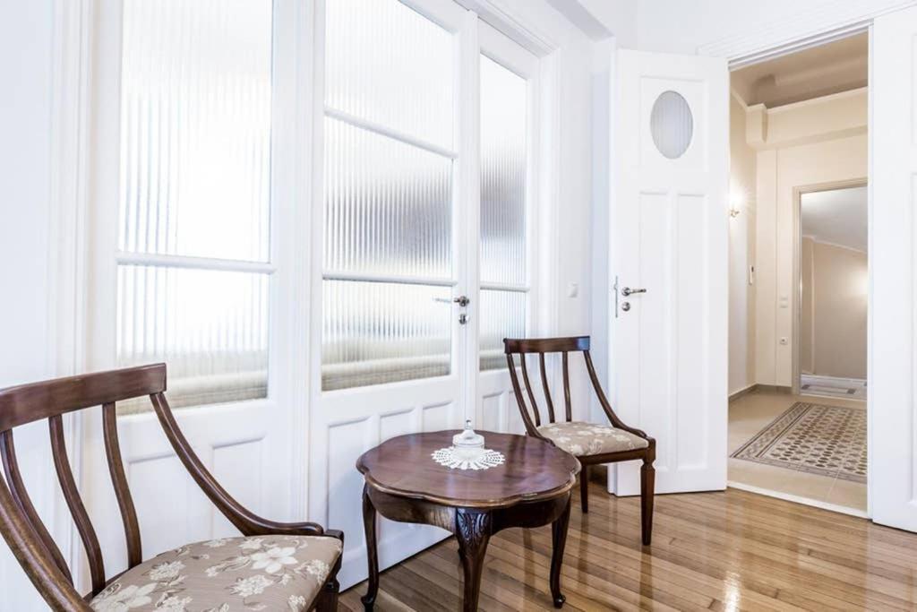 Neoclassical Apartment With 3 Bedrooms In פיראוס מראה חיצוני תמונה