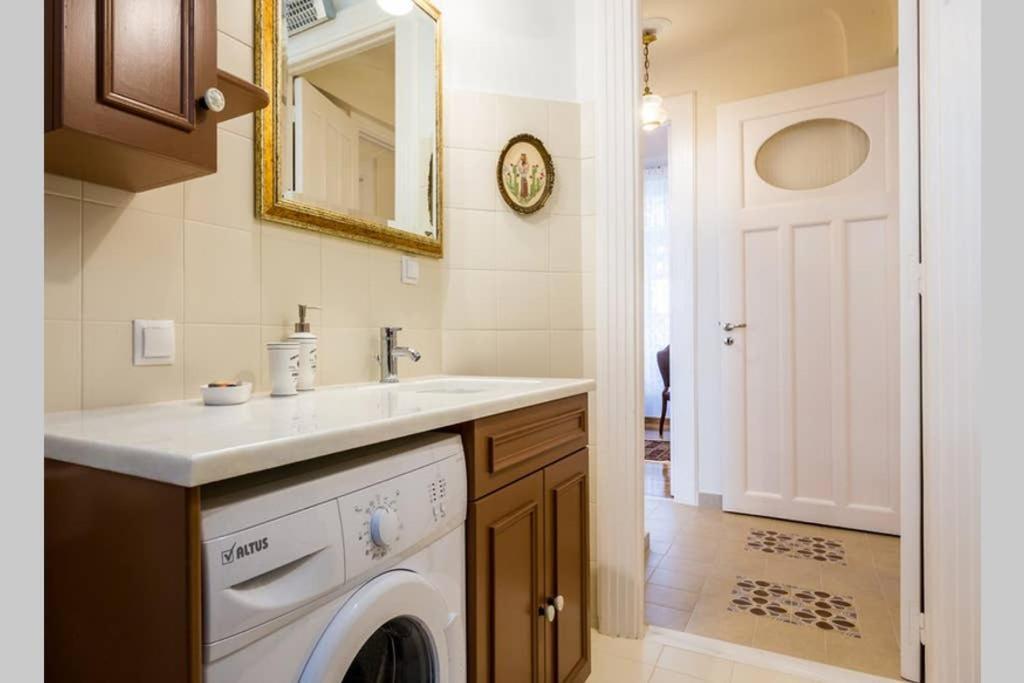 Neoclassical Apartment With 3 Bedrooms In פיראוס מראה חיצוני תמונה