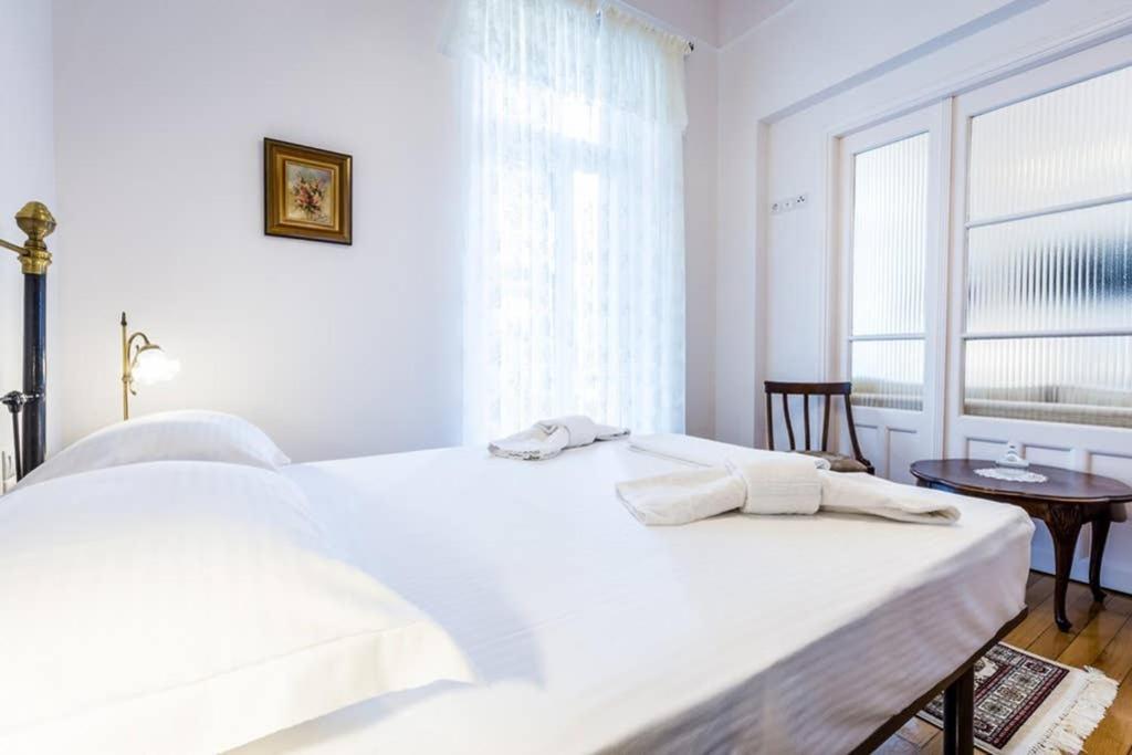 Neoclassical Apartment With 3 Bedrooms In פיראוס מראה חיצוני תמונה